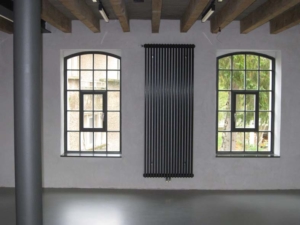 Stahlfenster mit Bogen und Sprossen, Öffnungsflügel mittig