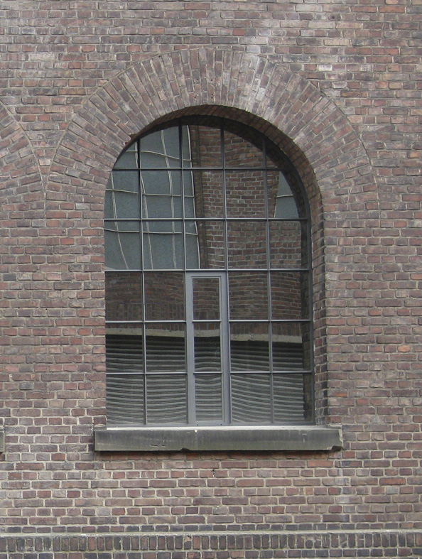 großformatiges Stahlfenster mit Halbkreis, Festverglasung mit einem Öffnungsflügel mittig