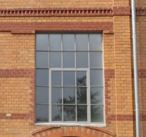 Stahlfenster Loftfenster mit Sprossen und Öffnungsflügel mittig