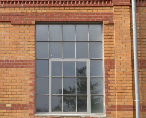 Stahlfenster Loftfenster mit Sprossen und Öffnungsflügel mittig