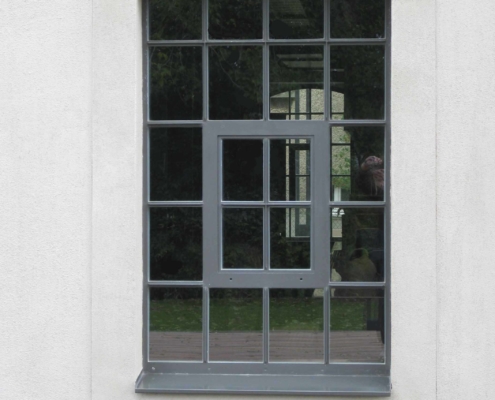 Stahlfenster mit Bogen und Sprossen, Öffnungsflügel mittig Industriedesign