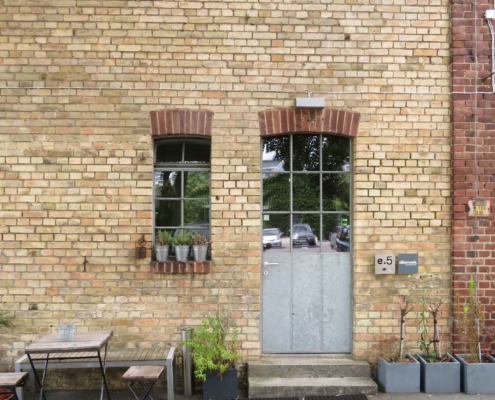 Stahltür und Stahlfenster mit Bogen, wärmegedämmt mit Sprossen Industrial Style