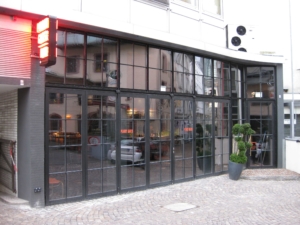 wärmegedämmte Stahlfassade mit Faltwand Industriedesign