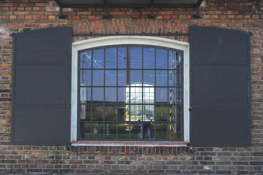 wärmegedämmtes Stahlfenster mit Bogen, schmale Sprossen im Industriedesign