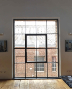 filigrane wärmegedämmte Stahlfenster mit schmalen Sprossen im Industriedesign, Fabrikfenster, Loftfenster, Fenster im Bereich Denkmalschutz