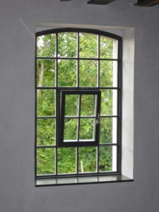 Stahlfenster mit Bogen wärmegedämmt mit Sprossen Industriedesign