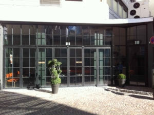 wärmegedämmte Stahlfassade mit Stahl Glas Faltwand Industriestil