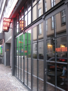 wärmegedämmte Stahlfassade mit Stahl Glas Faltwand Industrial Style