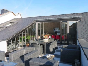 wärmegedämmte Stahlfassade mit Faltwand