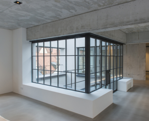 Loggia Verglasung mit Sprossen Industriedesign