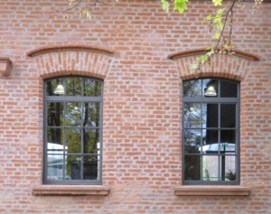 Stahlfenster mit Bogen, Sprossen und einem Öffnungsflügel, Fabrikfenster im Industriedesign