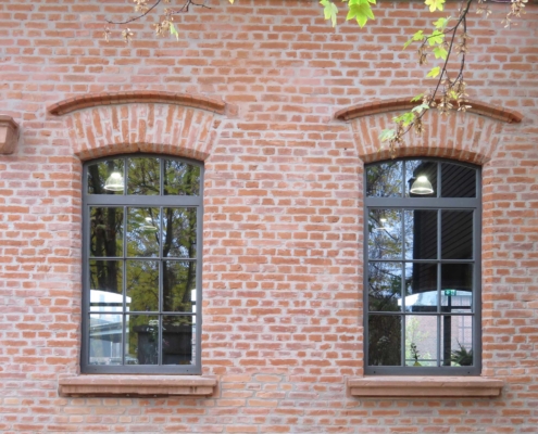 Stahlfenster mit Bogen, Sprossen und einem Öffnungsflügel, Fabrikfenster im Industriedesign