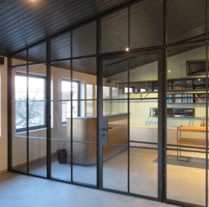 Stahl Glas Trennwand mit Tür einflüglig, schwarz mit Sprossen im Industriedesign 087-08