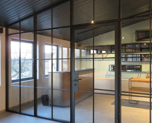 Stahl Glas Trennwand mit Tür einflüglig, schwarz mit Sprossen im Industriedesign 087-08