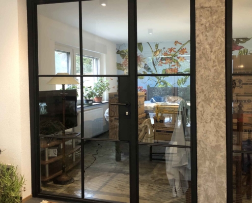 Innentrennwand Stahl-Glas mit Tür, schwarz im Loftstil mit Sprossen 092-01