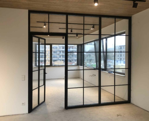 filigrane Stahl Glas Trennwand im Industriestyle, schwarz