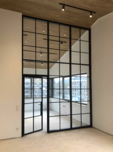 Glastrennwand Stahl-Glas mit Tür im Loftstil
