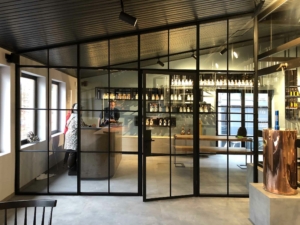 Stahl-Glas Trennwand Industriedesign schwarz