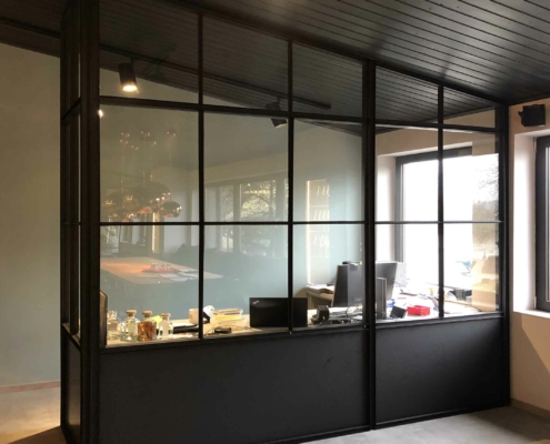Stahl-Glas Trennwand Industriedesign schwarz