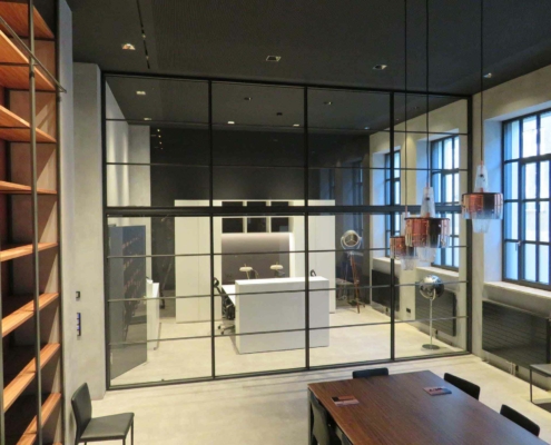 Stahl-Glas-Trennwand-Industriedesign