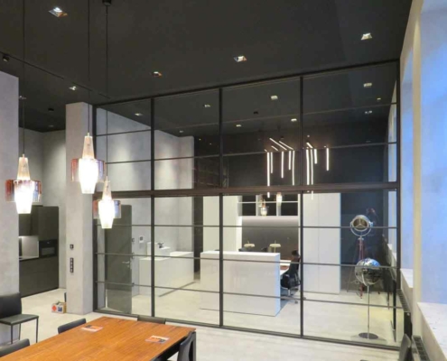 Stahl-Glas-Trennwand-Industriedesign