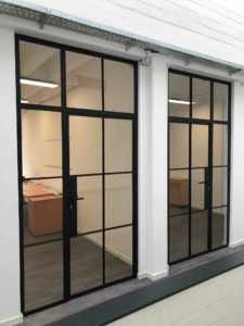 Stahl Glas Innentür im Industriedesign mit Sprossen 03-102