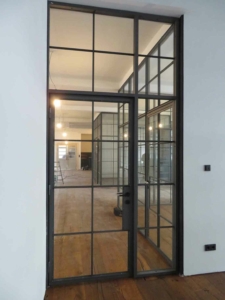 Stahl Glas Innentrennwand mit Tür im Industriedesign mit Sprossen 03-104