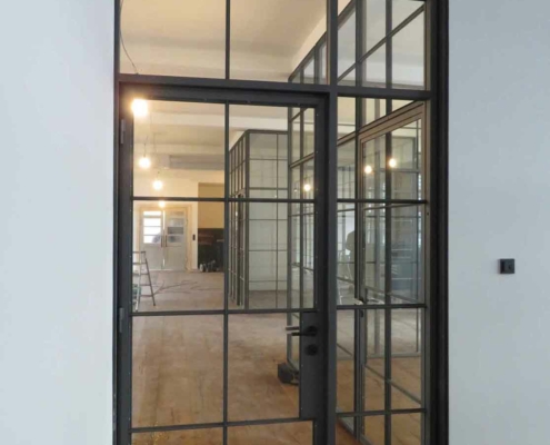 Stahl Glas Innentrennwand mit Tür im Industriedesign mit Sprossen 03-104