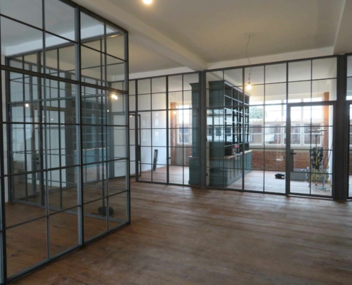 Stahl Glas Trennwände im Industriedesign mit Sprossen