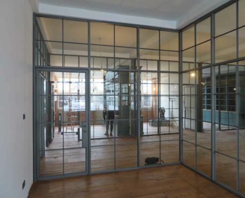 Stahl Glas Bürotrennwände im Industriedesign mit Sprossen
