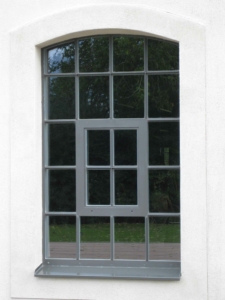 Stahlfenster mit Bogen