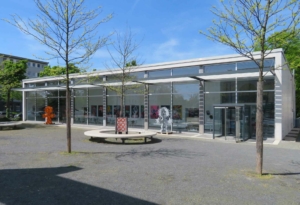 Stahl-Glas-Fassade wärmegedämmt mit Windfang, Denkmalschutz