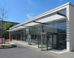 Stahl-Glas-Fassade mit Windfang, wärmegedämmt, Denkmalschutz