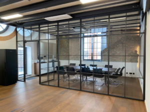 Stahl - Glas Innentrennwand mit Tür im Industriedesign mit Sprossen