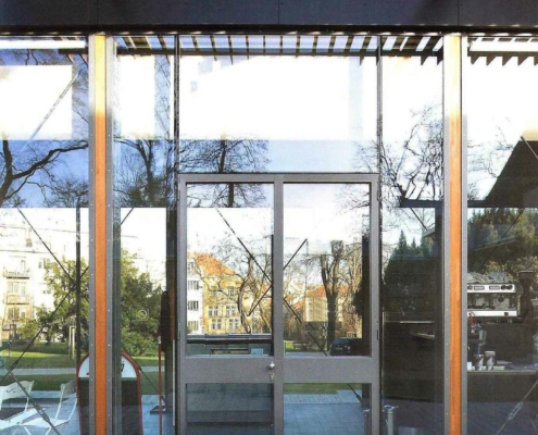 Stahl Glas Tür in Glasfassade, Industriedesign