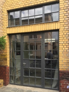Stahltür mit Sprossen in Stahlfassade, Industriedesign