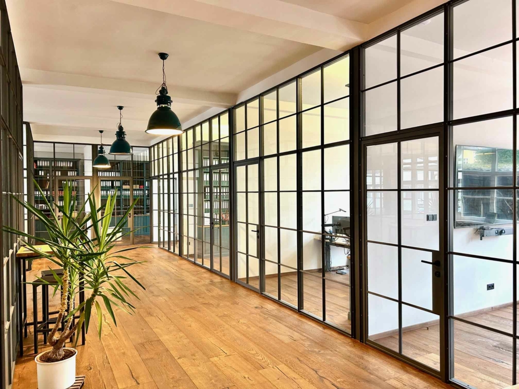 Stahl Glas Büro-Trennwand, filigran im Industriedesign mit Sprossen