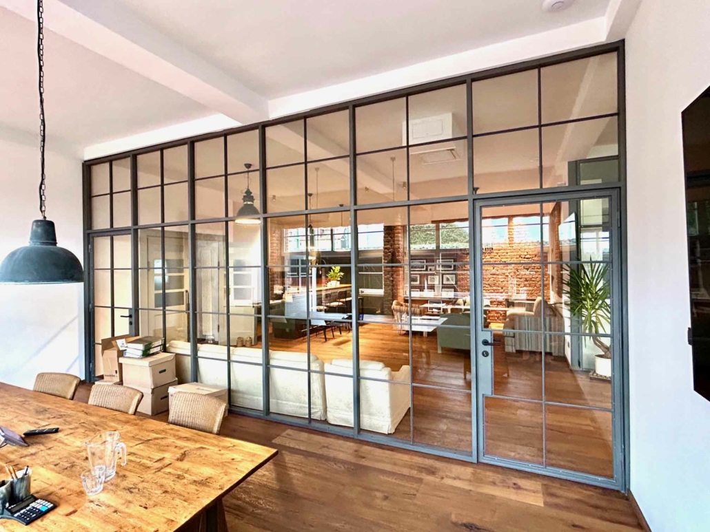 Stahl Glas Büro-Trennwand, filigran im Industriedesign mit Sprossen