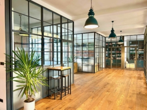 Stahl Glas Büro-Trennwände, filigran im Industriedesign mit Sprossen