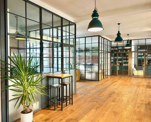 Stahl Glas Büro-Trennwände, filigran im Industriedesign mit Sprossen