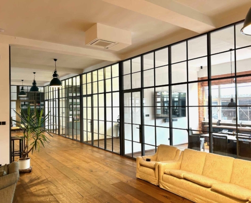 Stahl Glas Büro-Trennwände, filigran im Industriedesign mit Sprossen