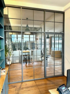 Stahl Glas Büro-Trennwand, filigran im Industriedesign mit Sprossen