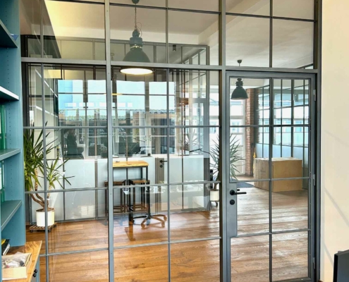 Stahl Glas Büro-Trennwand, filigran im Industriedesign mit Sprossen