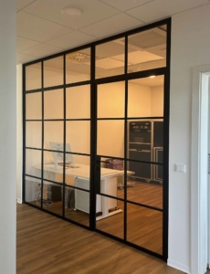 Innentrennwand mit Tür, Stahl-Glas mit Sprossenn, im Industriedesign schwarz matt