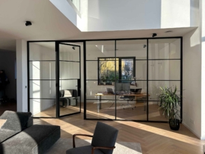 Stahl Glas Trennwand mit Tür im Industriedesign schwarz mit Sprossen
