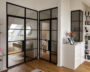 Stahl-Glas Innentrennwände und Innenfenster schwarz im Industriedesign mit Sprossen