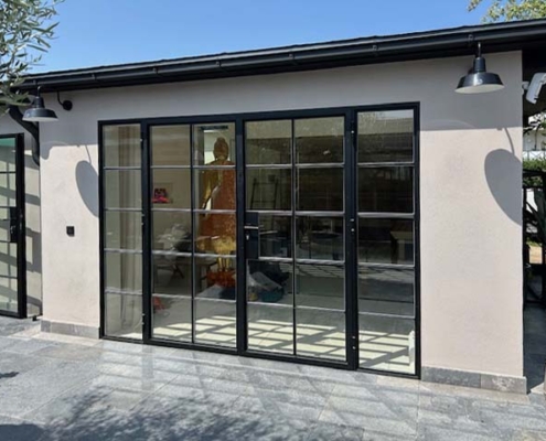 wärmegedämmte zweiflüglige Stahltür mit seitlichen Festverglasungen und mit Sprossen, schwarz im Industrial Look