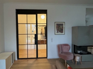 einflüglige Stahl Glas Tür mit Festverglasung, schwarz mit Sprossen im Industrial Style