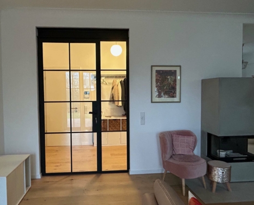 einflüglige Stahl Glas Tür mit Festverglasung, schwarz mit Sprossen im Industrial Style