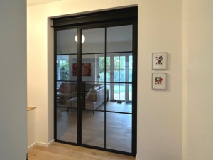 einflüglige Stahl Glas Tür mit Festverglasung, schwarz mit Sprossen im Industrial Style